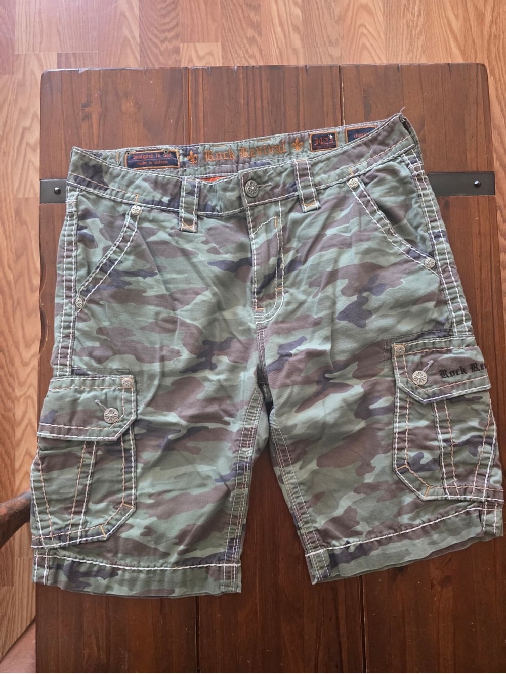 Like New! Men’s Rock Revival Shorts. Size 34. With 4 Shirts!!! Camo Shorts. - Picture 9 of 12